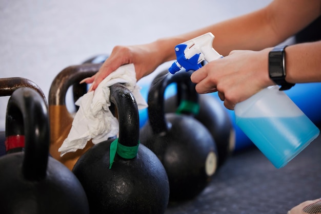 gym equipment cleaning